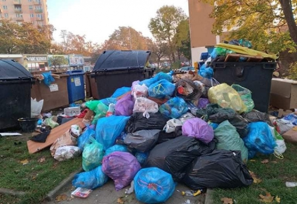 Na Słonecznej przez kilka tygodni rosła góra śmieci [zdjęcia]