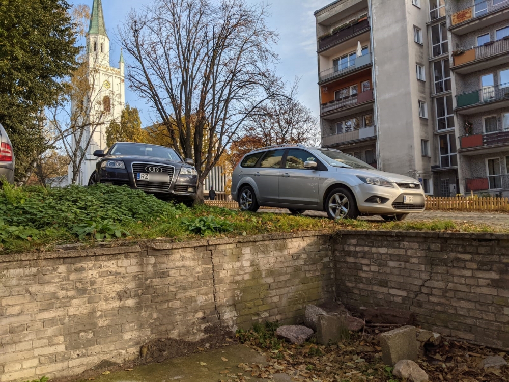 Czytelnicy: Wandale za kierownicą zniszczyli naszą pracę