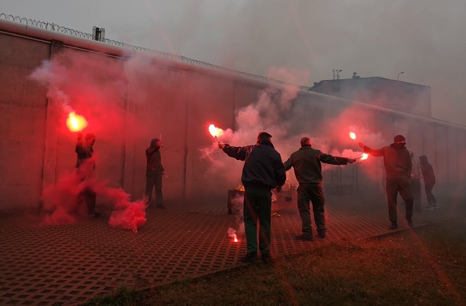 Ognisko, race, straż pożarna i policja. Co się dzieje przed zakładem karnym? [zdjęcia]