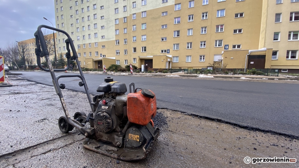 Na Batalionu Zośki w końcu pojawił się asfalt. A co z parkingami? [zdjęcia]