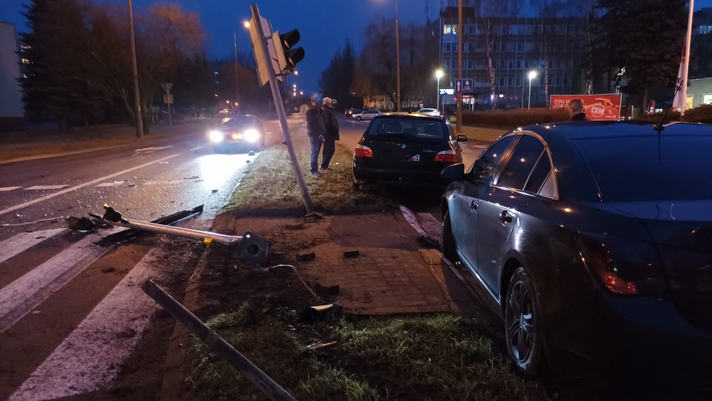 Skoszone sygnalizatory i zniszczone barierki. Kto zapłaci za szkody?