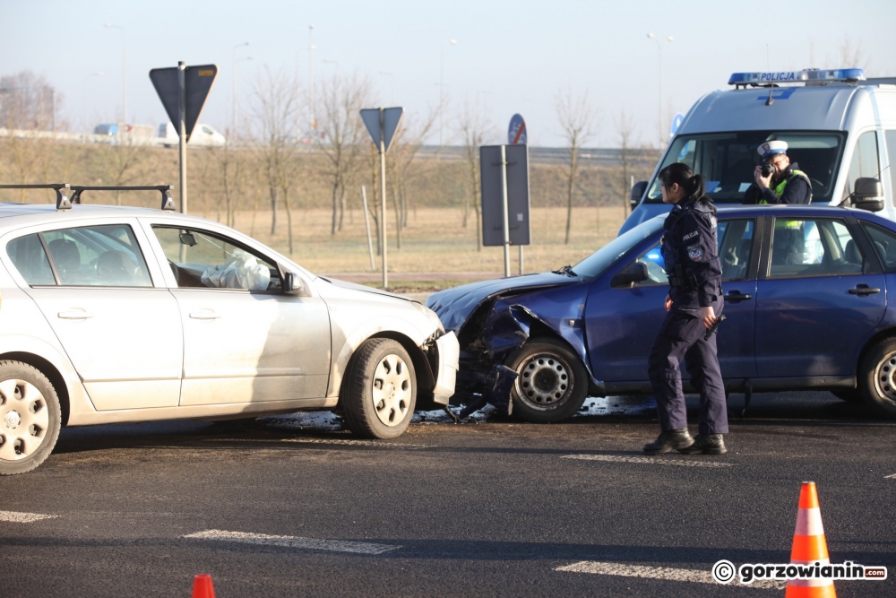 Wypadek na Kasprzaka. Seat zderzył się z oplem [zdjęcia]