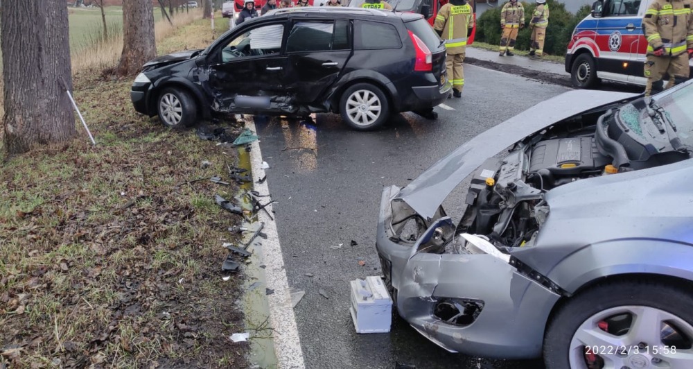 Zderzenie renault i opla. Jedna osoba ranna