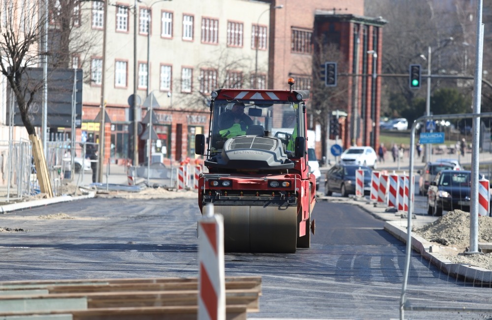 Trwa wylewanie asfaltu na skrzyżowaniu w centrum Gorzowa [zdjęcia]