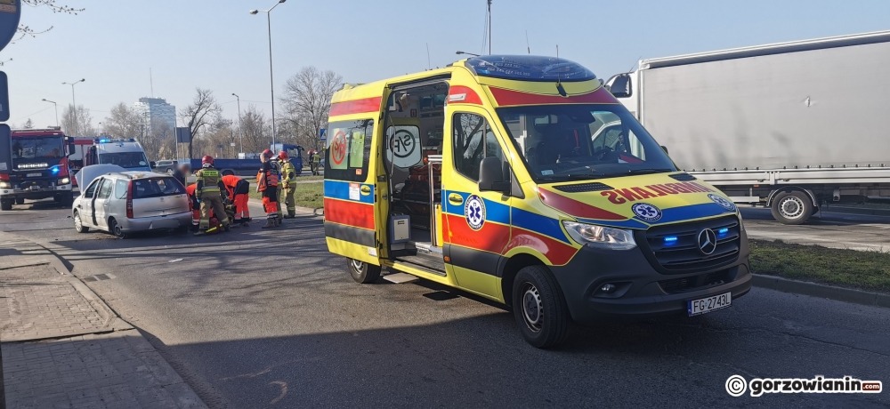 Wypadek na rondzie Wyszyńskiego. Osobówka dachowała [zdjęcia]