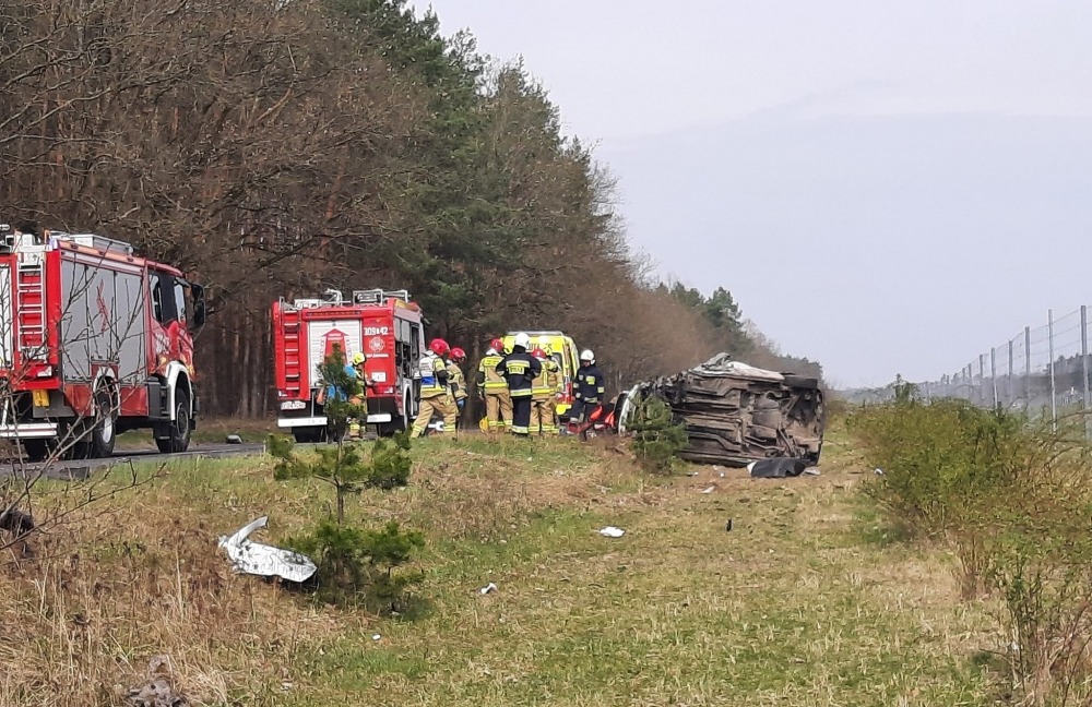 Zderzenie busa i ciężarówki. Nie żyje jedna osoba [zdjęcia]