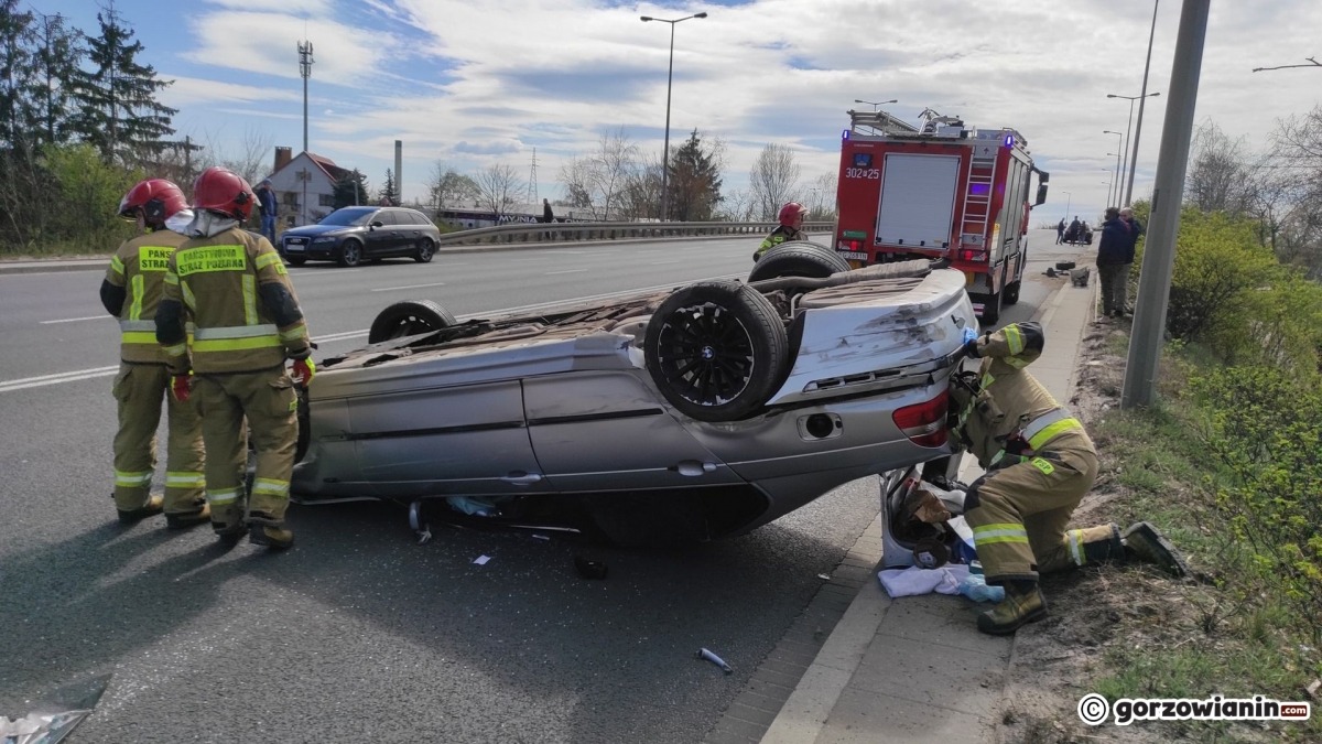 Dachowanie BMW na Trasie Nadwarciańskiej [zdjęcia]