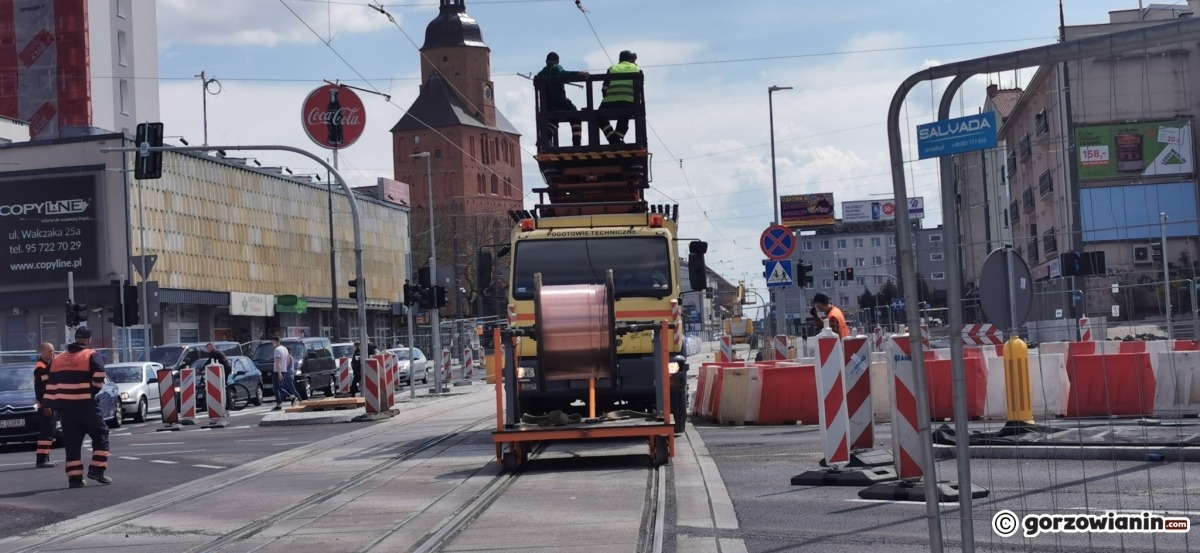 Trwa montaż trakcji tramwajowej na Chrobrego [zdjęcia]