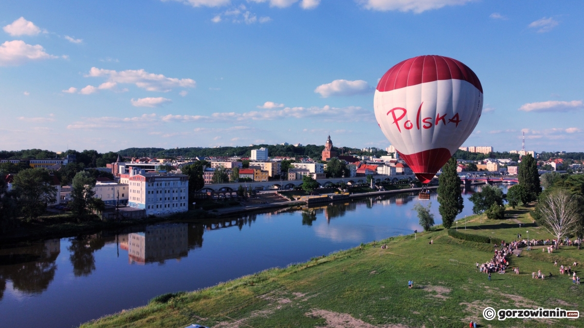 Lot widokowy balonem to strzał w dziesiątkę. Mieszkańcy czekali w długiej kolejce [zdjęcia]