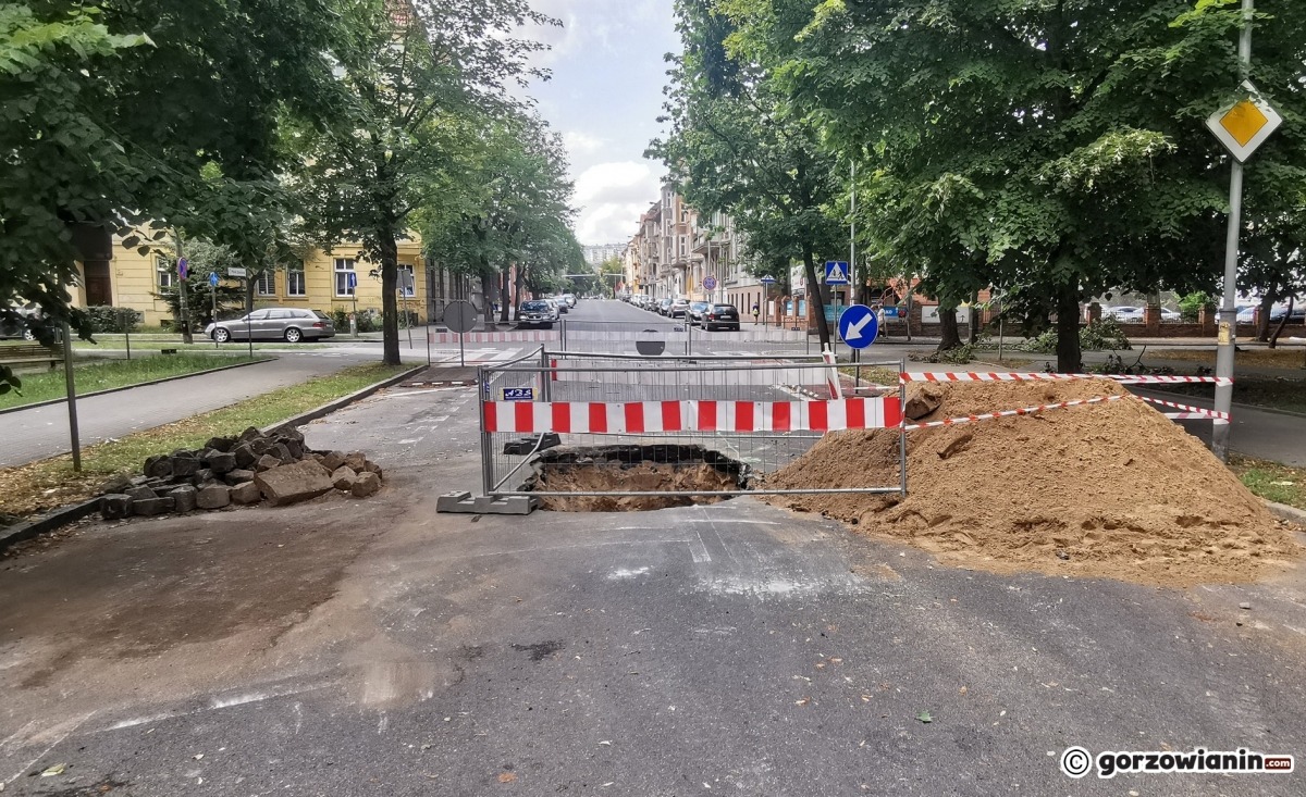 Dziura w jezdni i uszkodzony kolektor deszczowy [zdjęcia]