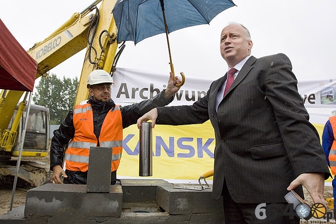 Akt erekcyjny wmurowany. Deszczowa uroczystość