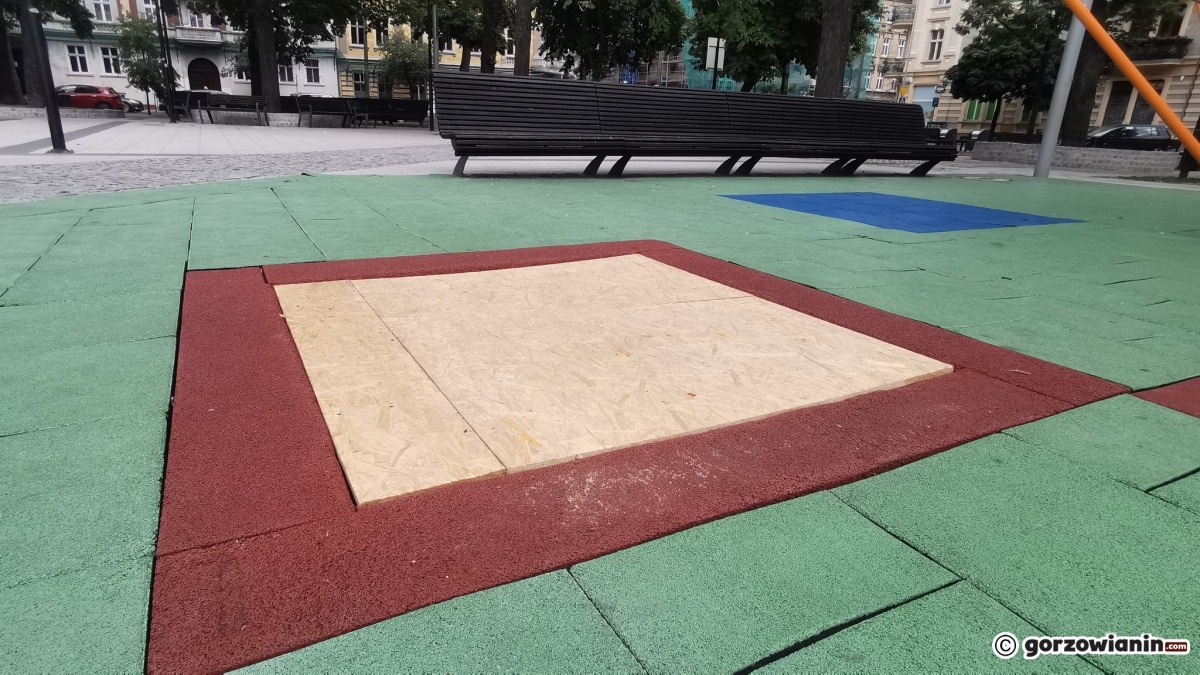 Trampoliny na Kwadracie zabite płytami [zdjęcia]