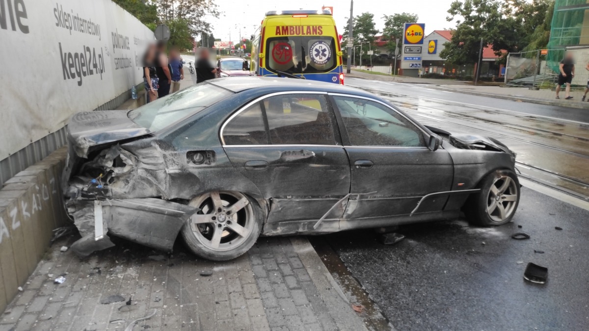 Pijany kierowca BMW uderzył w mur budynku [zdjęcia]