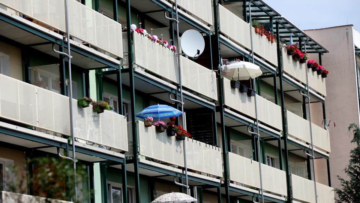 Gorzowianka wyrzuciła przez balkon oszczędności swojego życia. Prawie 170 tysięcy złotych!