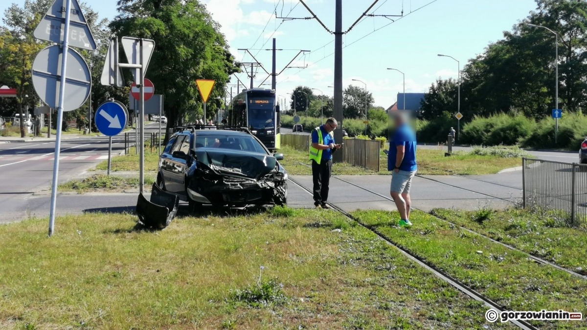 Kierujący oplem wjechał pod tramwaj [zdjęcia]