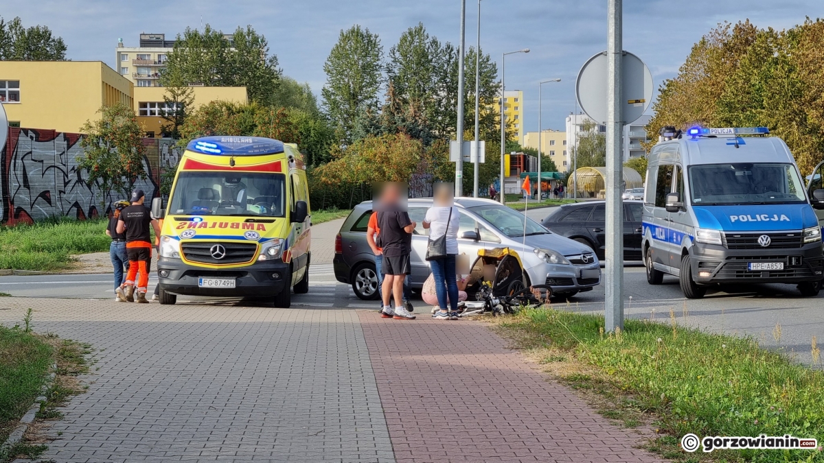 Kierujący oplem potrącił rowerzystkę z dzieckiem