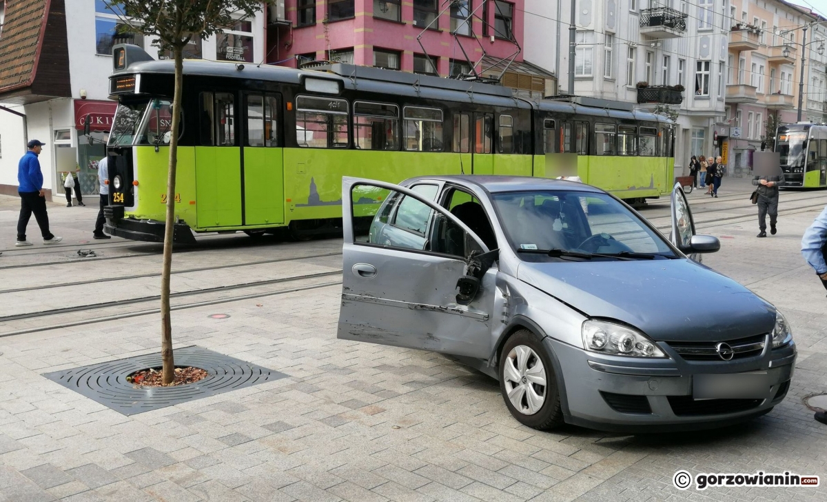 Kierująca oplem wjechała pod tramwaj