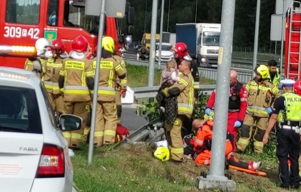 Dachowanie fiata na S3. Strażak zajął się 2-letnią dziewczynką z wypadku [zdjęcia]