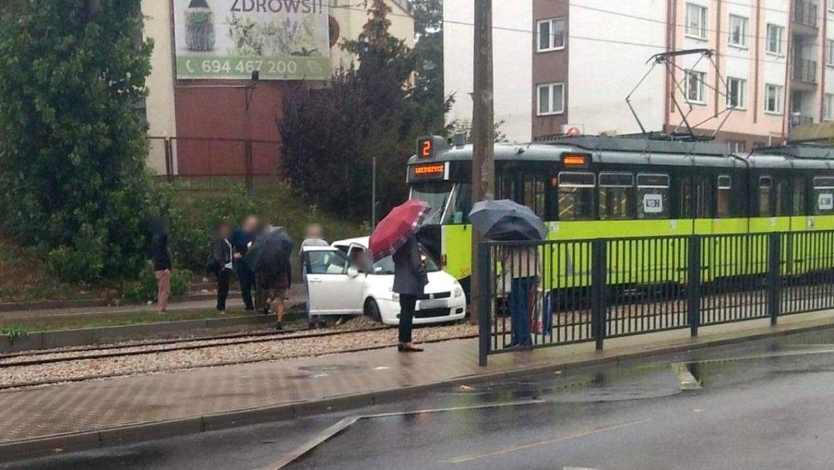 Gorzów: Kierująca suzuki wjechała wprost pod tramwaj [zdjęcia]