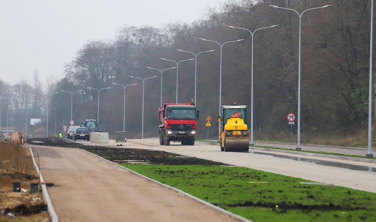 Trwa wylewanie asfaltu na ul. Zawackiej [zdjęcia]