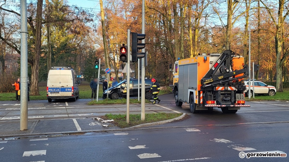 Kierowca forda zderzył się z tramwajem [zdjęcia]