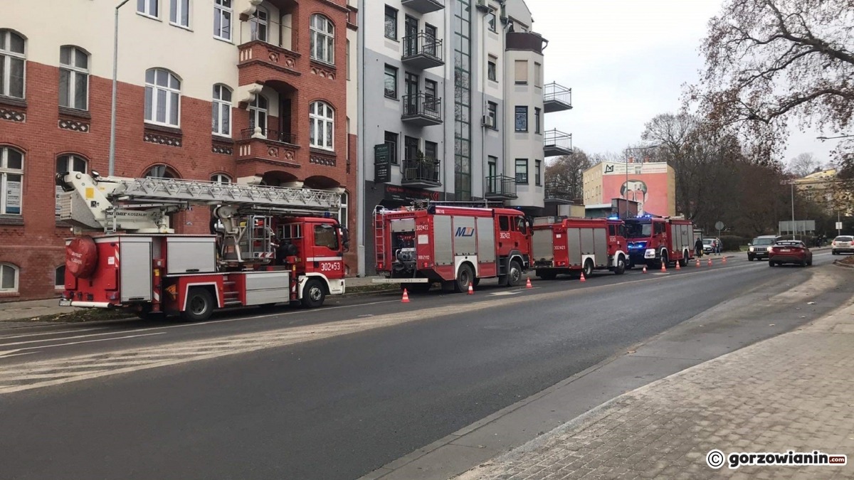 O krok od pożaru. Seniorka wrzuciła niedogaszony popiół do reklamówki