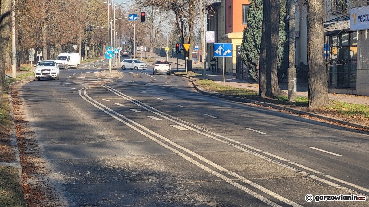 Podwójne oznakowanie na Kosynierów Gdyńskich. „Asystent pasa ruchu tego nie ogarnie”