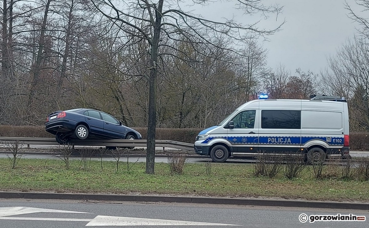 Gorzów: Mitsubishi zawisło na barierkach [zdjęcia]