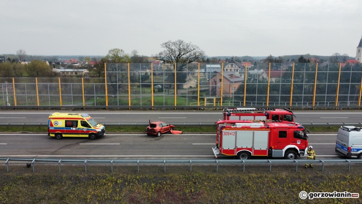 Nieprawidłowe wyprzedzanie na S3. Roztrzaskała peugeota o barierki [zdjęcia]