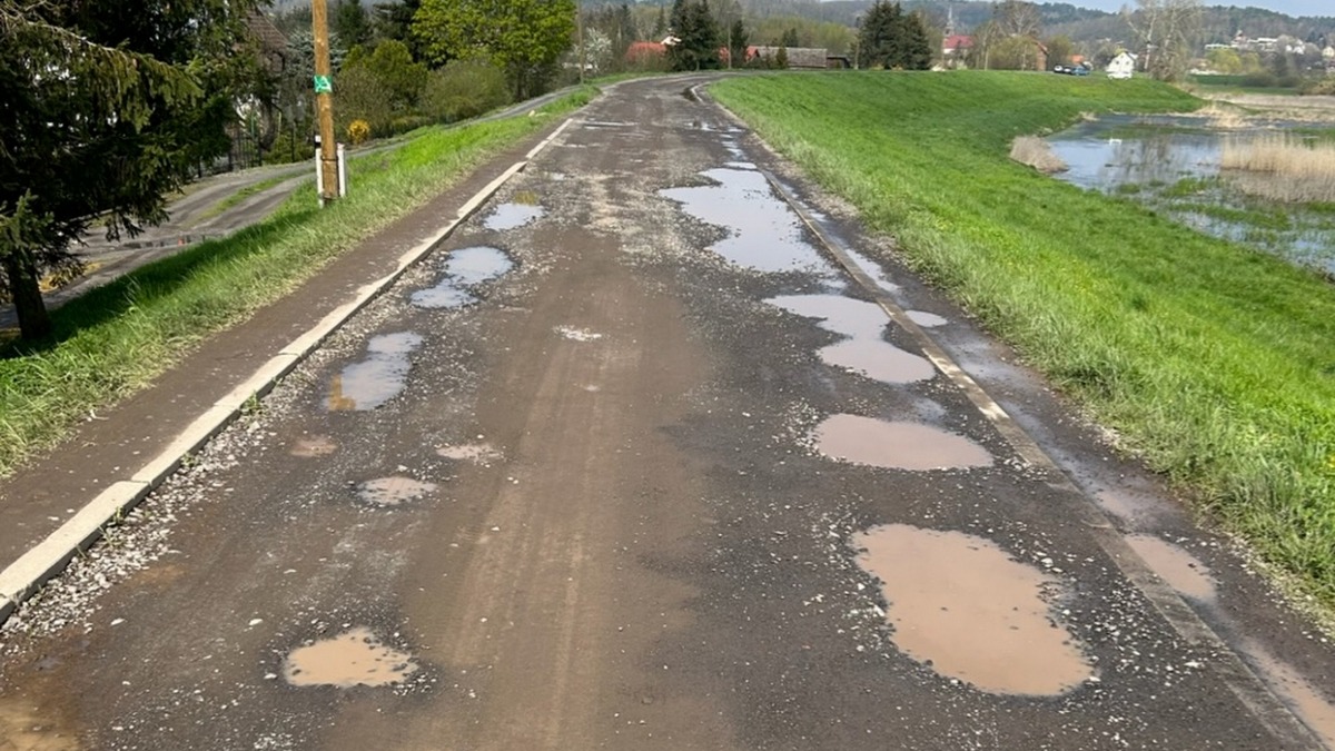 Wielkie dziury i tumany kurzu. Radna: Ucywilizujcie tę drogę