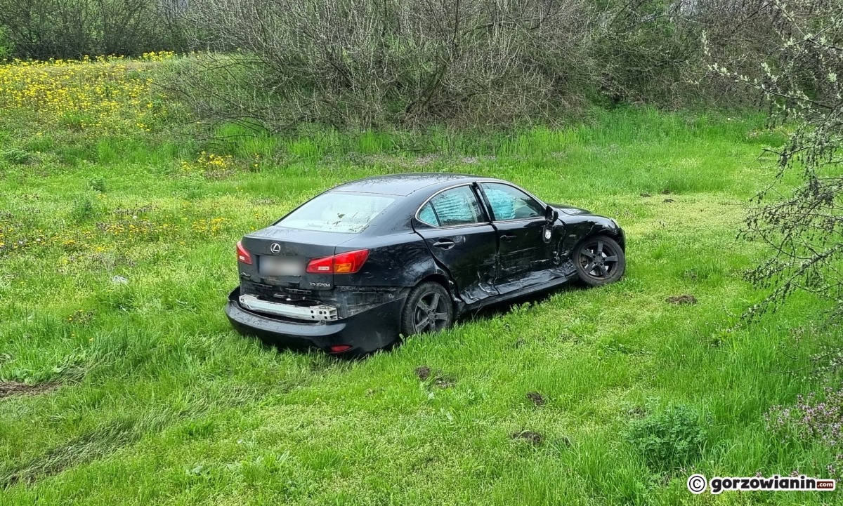 Volkswagen zderzył się z lexusem. Rozbite auto zatrzymało się w rowie [zdjęcia]