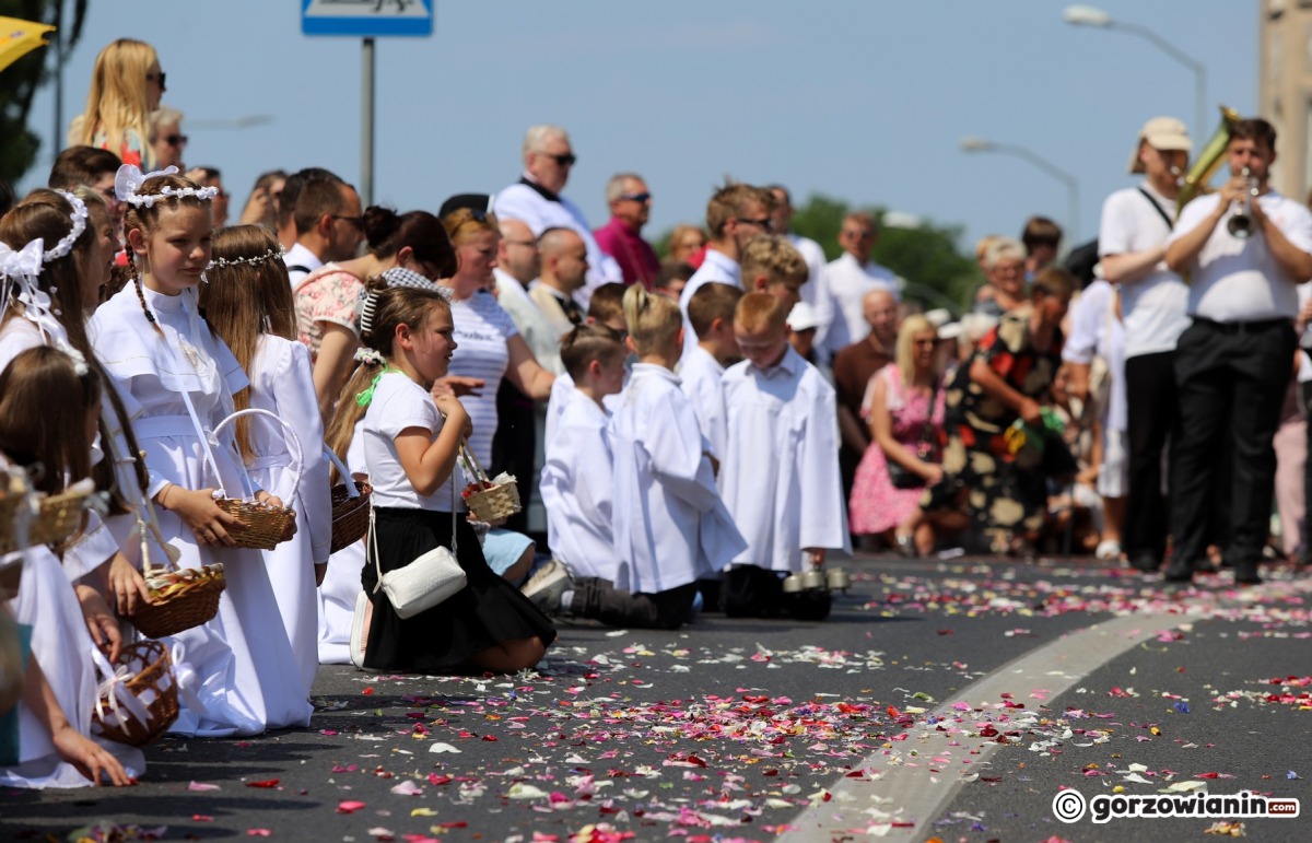 Boże Ciało w Gorzowie. Tłumy mieszkańców i dzieci sypiące kwiatki [zdjęcia]