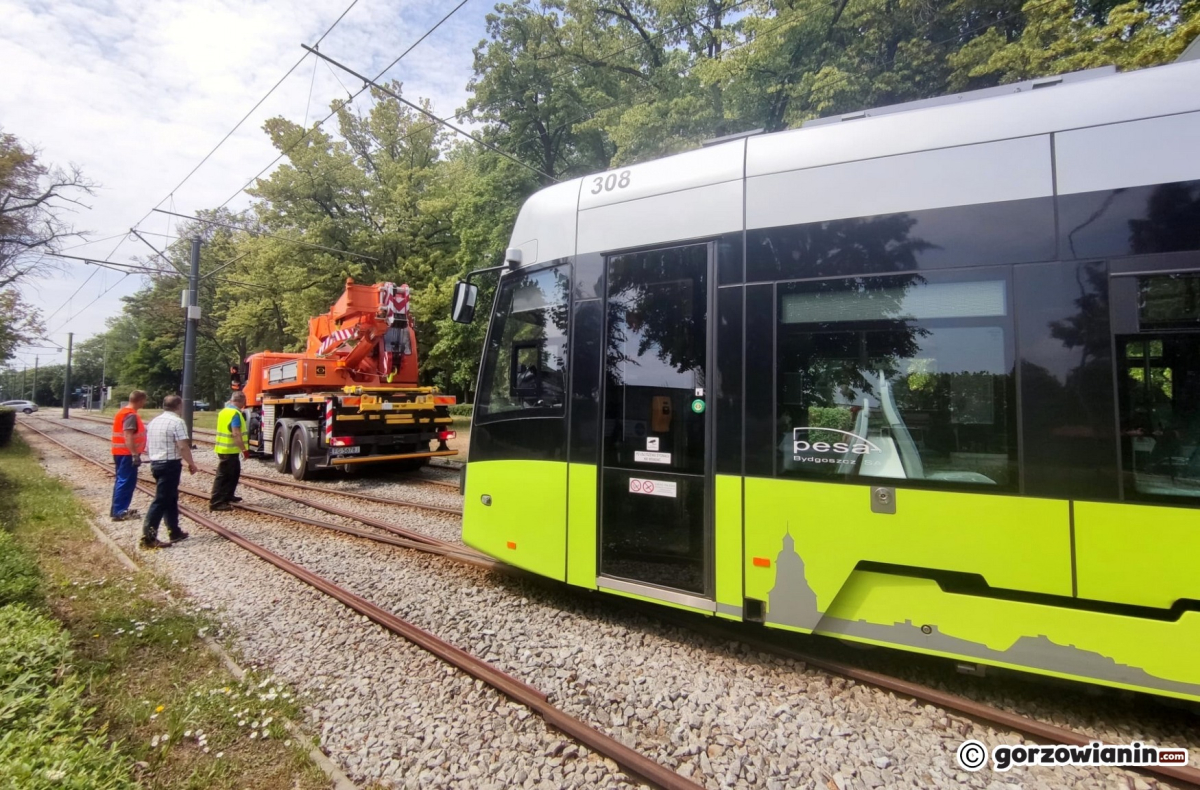 Tramwaj wykoleił się na Walczaka [zdjęcia]