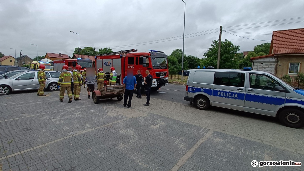 Przyczepka odpięła się podczas jazdy. Uderzyła w audi [zdjęcia]