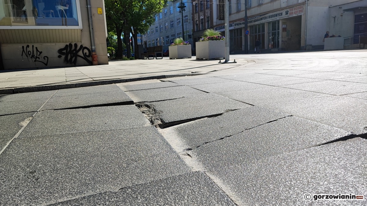 Płytki chodnikowe na Sikorskiego są w rozsypce. W końcu zostaną naprawione