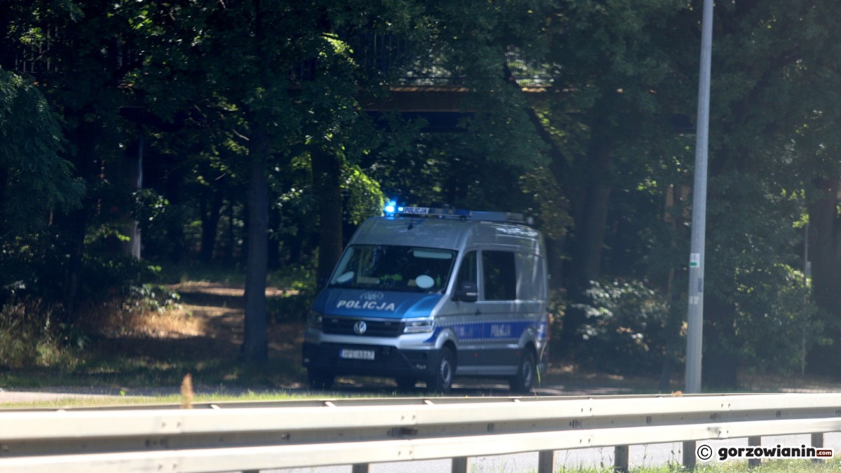 Nagi mężczyzna znów biega po cmentarzu w Gorzowie