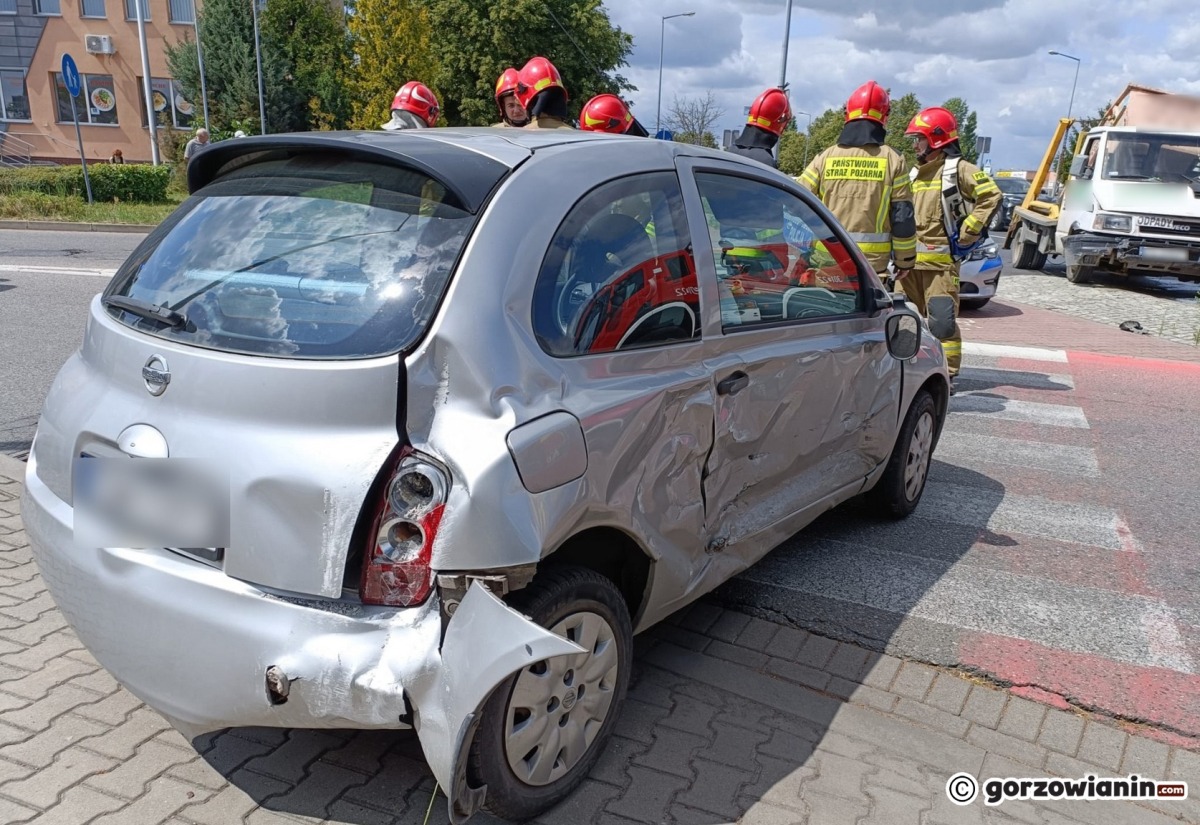 Wymuszenie pierwszeństwa na rondzie. Iveco uderzyło w bok nissana