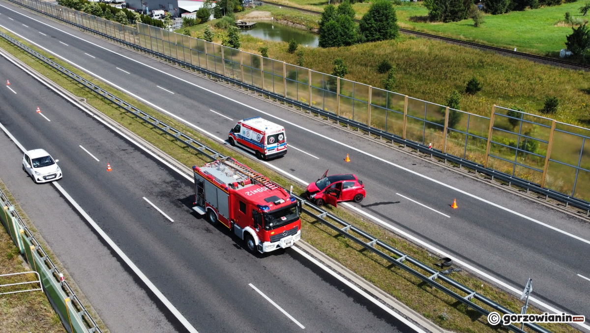 Wypadek na S3 koło Gorzowa. 76-latek roztrzaskał toyotę o barierki