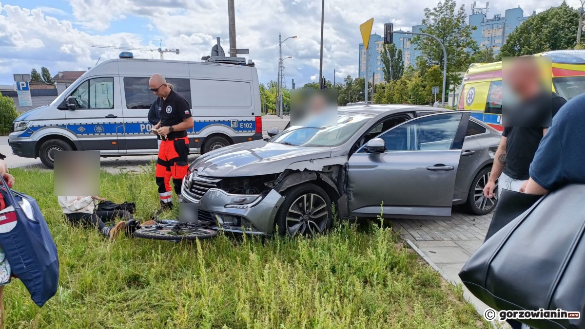 Kierująca renault uderzyła w BMW, później w rowerzystkę jadącą chodnikiem