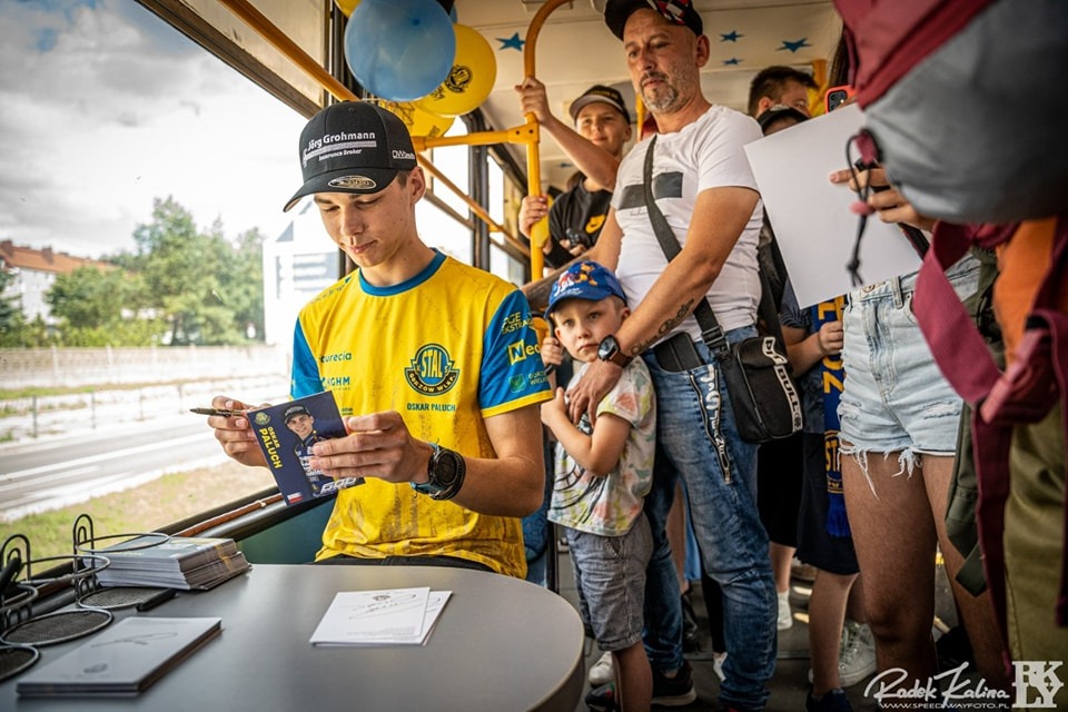 Stalowy tramwaj wyruszył w trasę. Niespodzianka dla kibiców