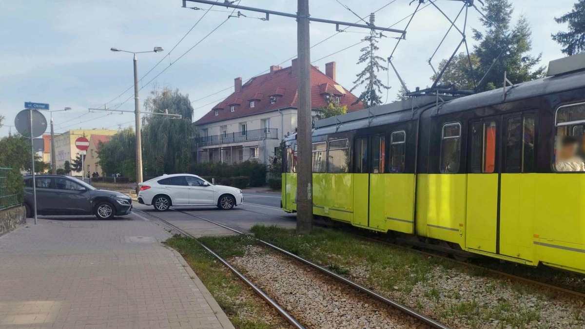 Kierujący hyundaiem wjechał pod tramwaj