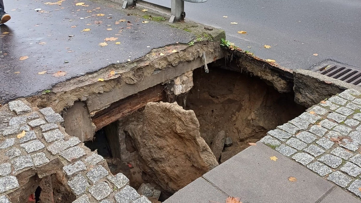 Zarwał się chodnik w centrum Gorzowa. Powstała wielka dziura