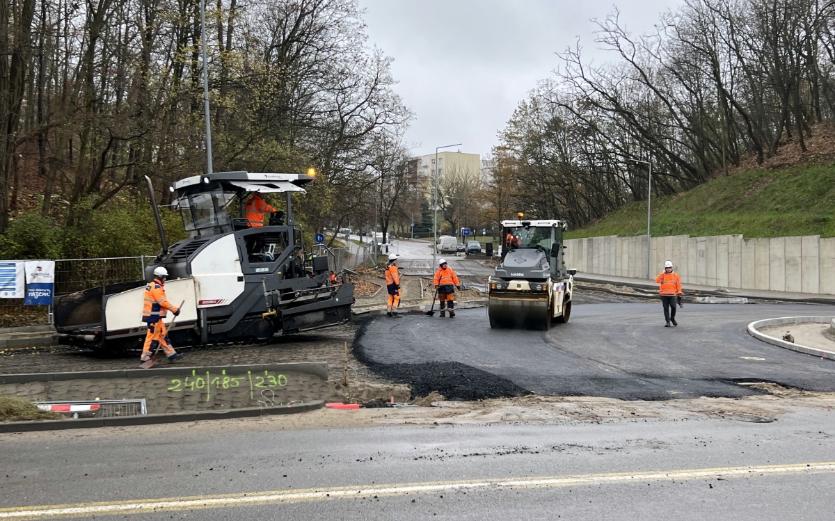 Połówka ronda koło Słowianki z pierwszą warstwą asfaltu. Kierowców czekają zmiany