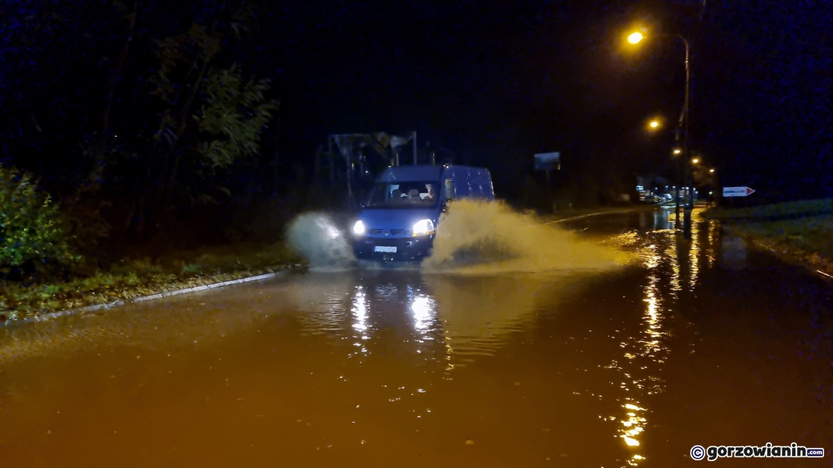 Zalane ulice w Gorzowie. Kierowcy gubią tablice rejestracyjne