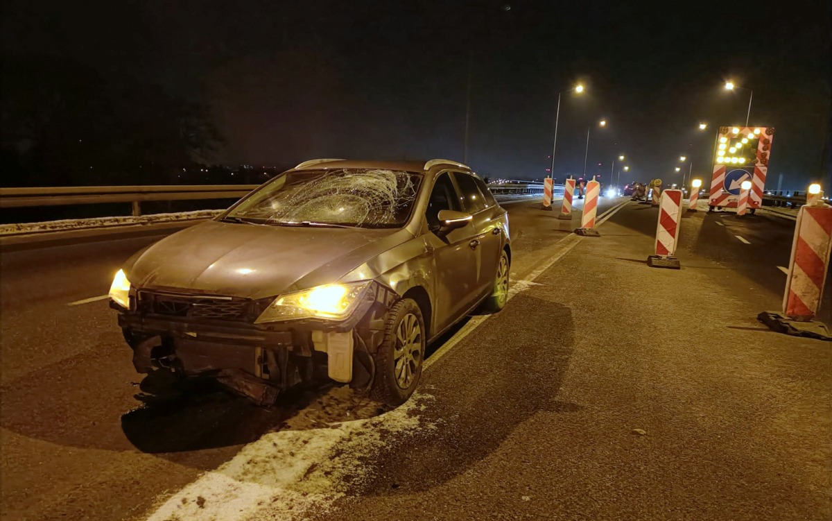 Rozbił seata o słupki rozdzielające pasy ruchu 