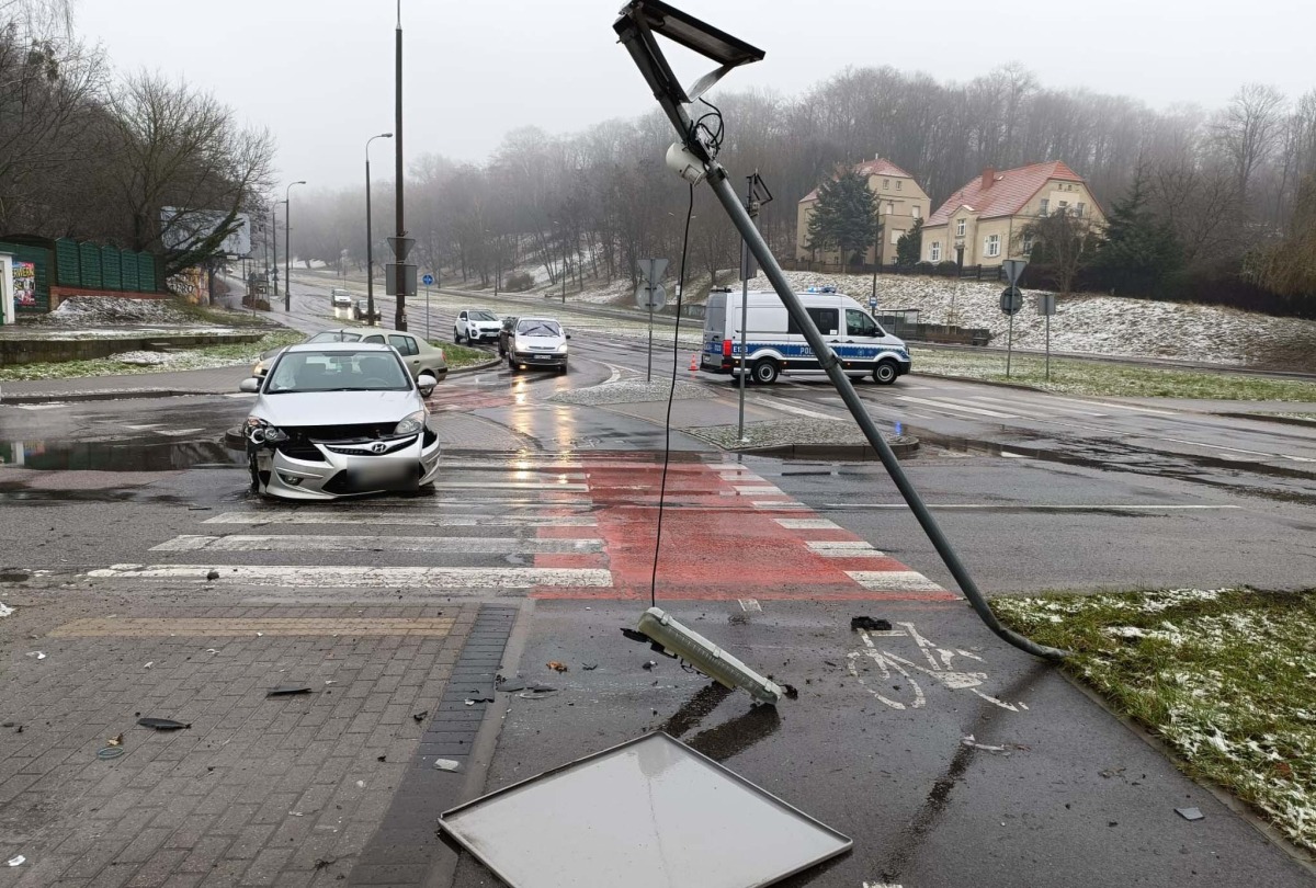 Dodge zderzył się z hyundaiem. Wymuszenie pierwszeństwa i „ścięty” znak