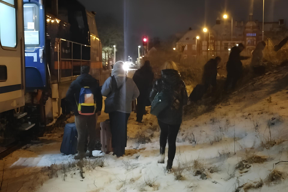 Pociąg nie dojechał do stacji Gorzów Wschodni. Pasażerowie wyszli na tory