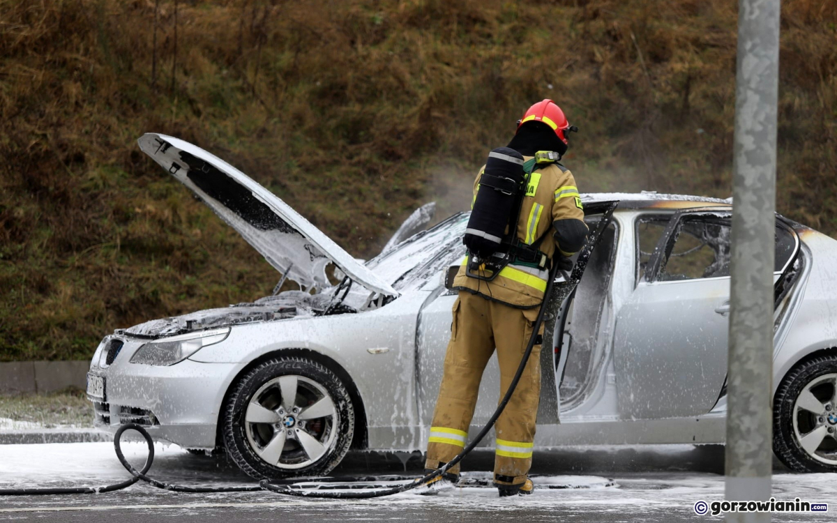 Gorzów: Próbował gasić płonące BMW. Doznał poparzeń