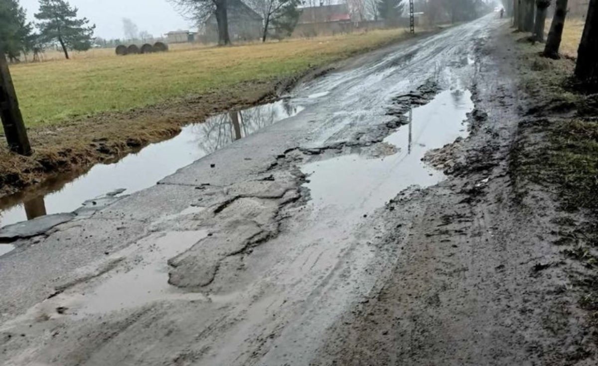 Dziury z fragmentami asfaltu. Ta droga jest w katastrofalnym stanie, mieszkańcy są bezsilni