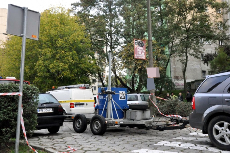 Atrapa bomby pod wyborczym lokalem (fotoreportaż)